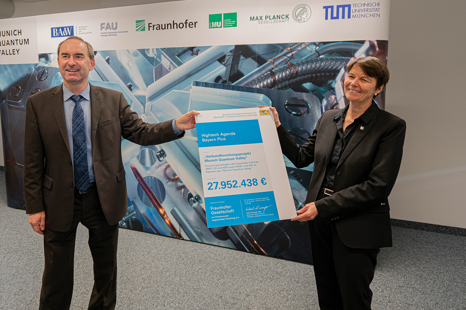 Wirtschaftsminister Hubert Aiwanger übergibt Institutsleiterin Prof. Claudia Eckert vom Fraunhofer AISEC den Zuwendungsbescheid für Munich Quantum Valley
