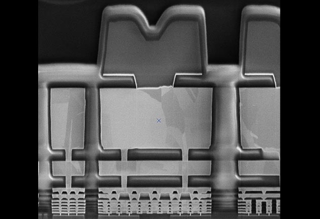 Cross-section through the layer structure of an IC Cross-section through the layer structure of an IC